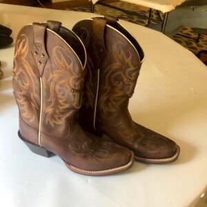 Leather brown Ariat boots with design
